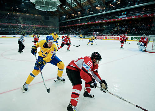 Johan Andersson, Sverige, kontrollerar pucken