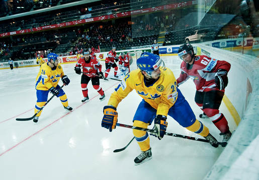 Niklas Persson, Sverige, i kamp om pucken mot Christoph