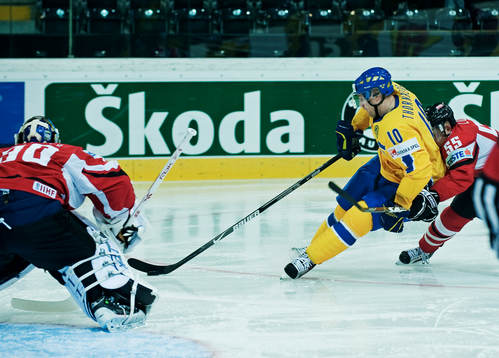 Martin Thörnberg, Sverige, åker in mot Bernd Bruckler,