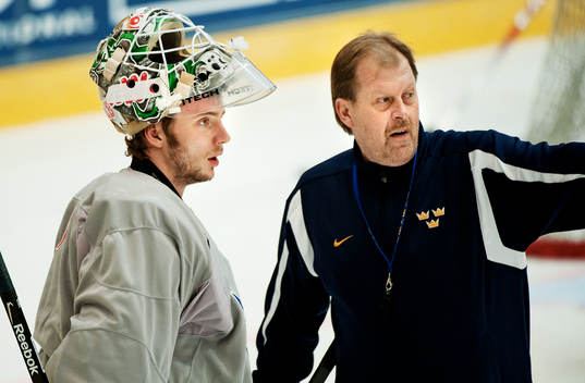 Jonas Gustavsson, målvakt, får instruktioner av Thomas