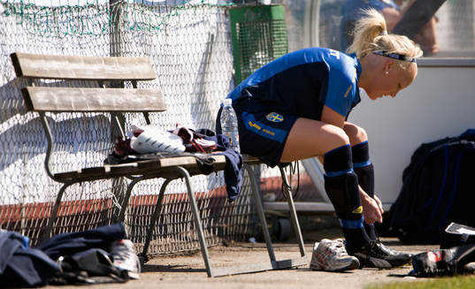 Malin Lindblom, knyter skor