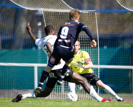 Fredrik Andersson laddar  mot Peter Westman, målvakt,