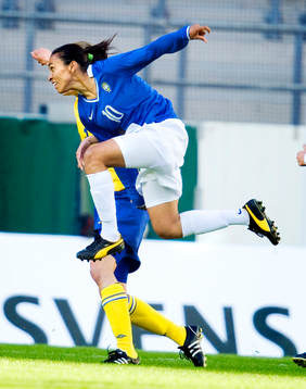 Marta hoppar och försöker göra mål