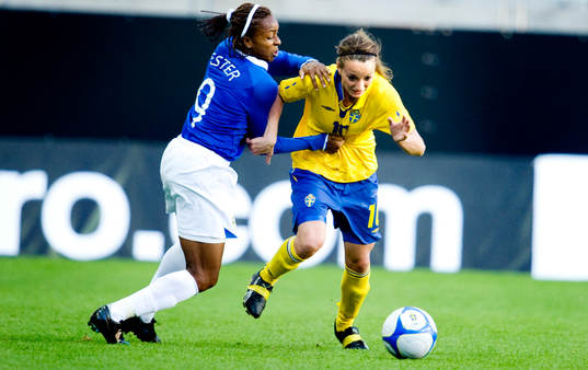 Ester, Brasilien och Kosovare Asllani, Sverige
