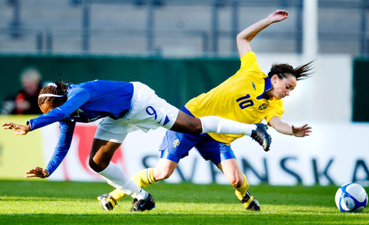 Ester, Brasilien och Kosovare Asllani, Sverige springer ihop