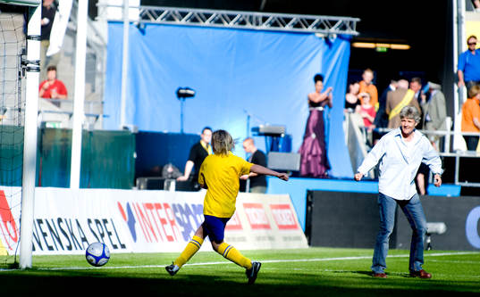 Fotboll, dam, Sverige - Brasilien, invigning av Gamla