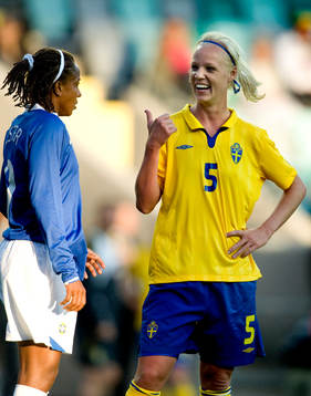 Caroline Seger, Sverige, ger tummen upp