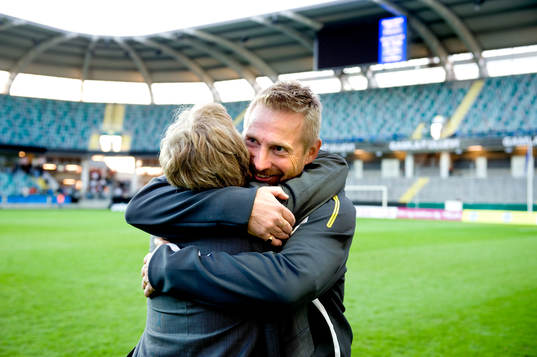 Thomas Dennerby, förbundskapten, får en kram