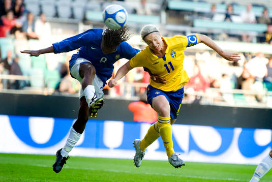 Sara Tunebro slår en frispark som både Formiga i