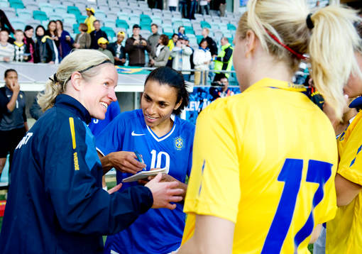 Victoria Svensson, Sverige tar en autograf av Marta,