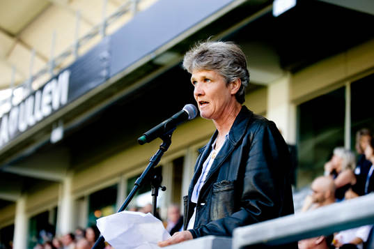 Pia Sundhage, håller ett tal