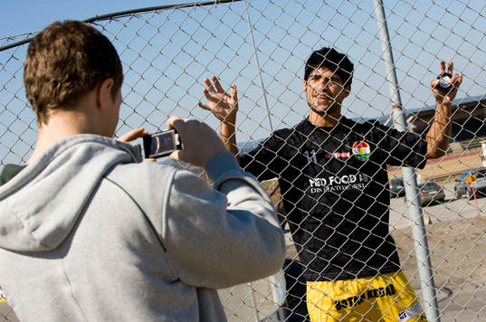 Memo Meral blir fotograferad