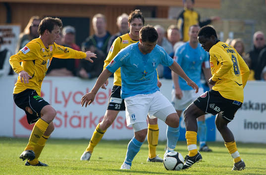 MFF:s Labinot Harbuzi hårt trängd av mjällbyspelare