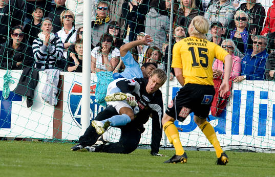 Mattias Asper, målvakt, tar hand om både MFF-anfallaren