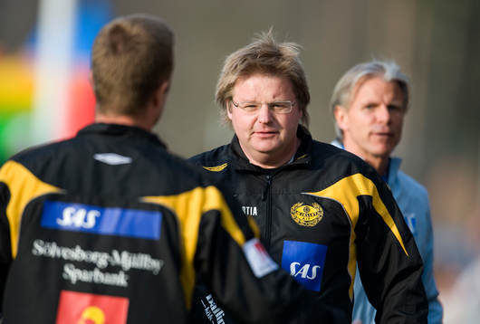 En nöjd tränare, Peter Swärdh. I bakgrunden Roland