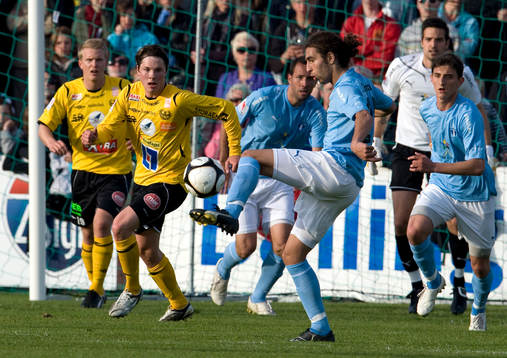 Jimmy Durmaz jonglerar framför MFF-målet