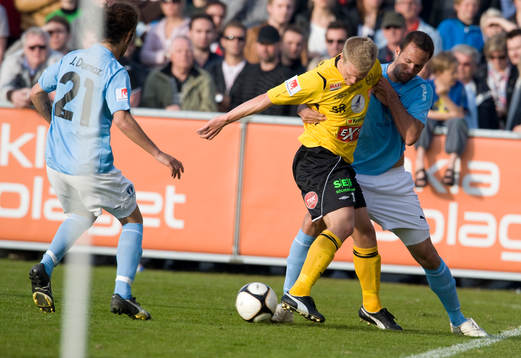 Joakim Nilsson stångas med MFF:s Gabriel de Paulo Limiera