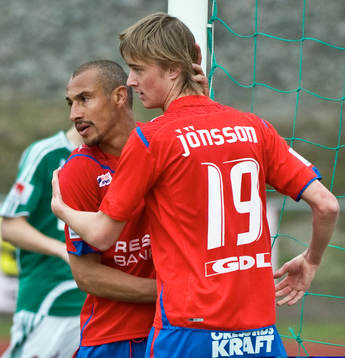Henrik Larsson gratulerar Rasmus Jönsson, Helsingborg