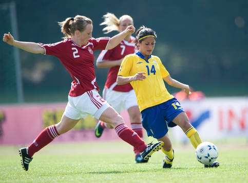 1-0 målskytten Nazanin Vaseghpanah jagas av en dansk back