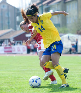 1-0 målskytten Nazanin Vaseghpanah tampas med en danska
