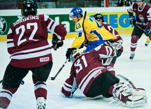 Linus Omark, Sverige, gör 0-1 bakom Edgars Masalskis,