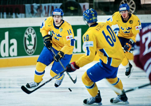 Patrik Berglund, Sverige, avancerar framåt