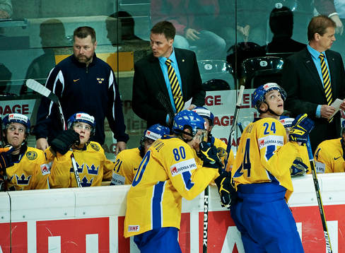 Linus Omark (till vänster) sitter på bänken. Bänk,