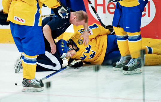 Tobias Enström, Sverige, skadade sig. Skada