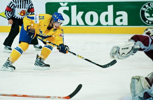 Loui Eriksson, Sverige, skjuter mot mål