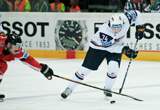 T J Oshie, USA, stormar fram