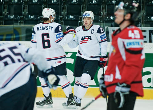 Ron Hainsey gratulerar Dustin Brown, USA, till 1-0-målet