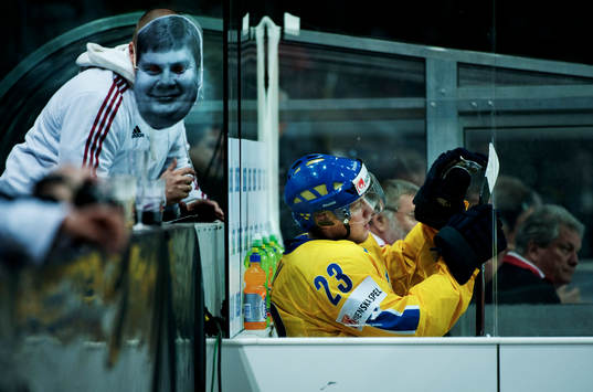 Linus Omark, Sverige, sitter i utvisningsbåset. Utvisning,