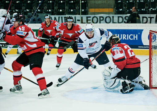 Kyle Okposo, USA, är nära att göra mål på Jurgen