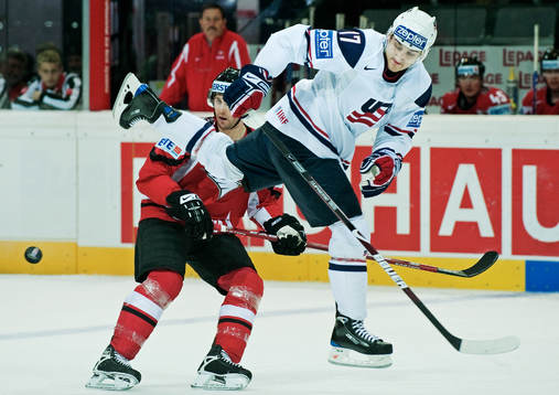 Nick Foligno, USA, fokuserar på pucken