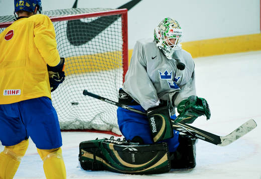 Jonas Gustavsson, målvakt, räddar ett skott
