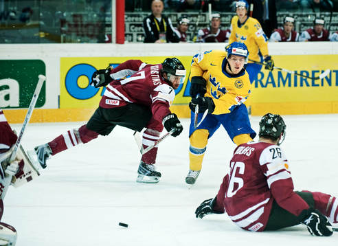 Linus Omark, Sverige, skjuter mot mål