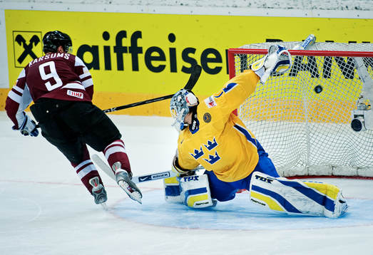 Martins Karsums, Lettland, gör mål på straff på Stefan