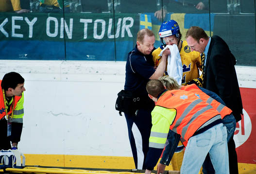 Tobias Enström, Sverige, hjälps av isen. Skada