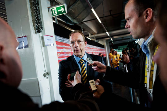 Björn Waldebäck, doktor, läkare, pratar med media