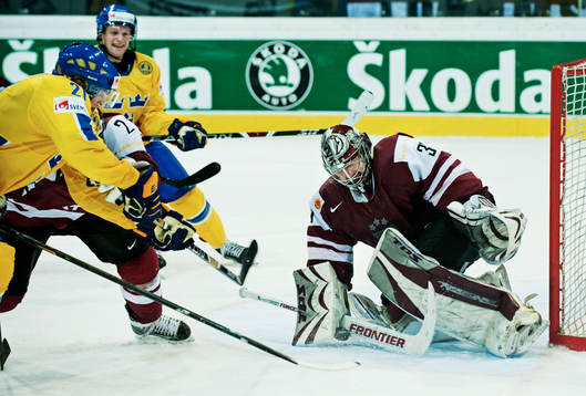 Loui Eriksson, Sverige, skjuter mot Edgars Masalskis,
