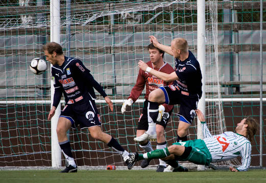 Anders Magnusson, Frölunda, gör 1-0. Christian Fegler,