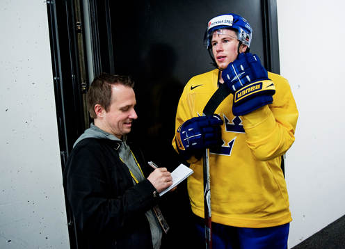 Expressens Magnus Nyström pratar med Johan Andersson