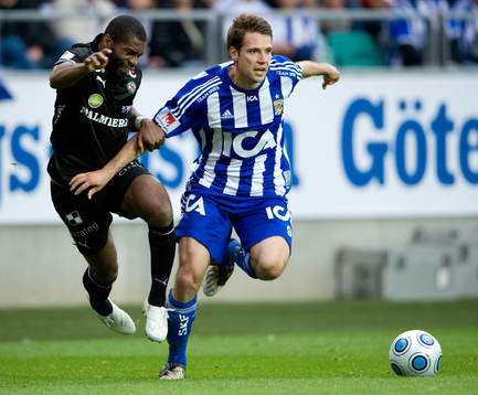 Samuel Wowoah tar tag i Stefan Selakovic och blir varnad