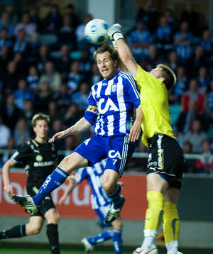 John  Alvbåge, målvakt, räddar framför Tobias Hysén