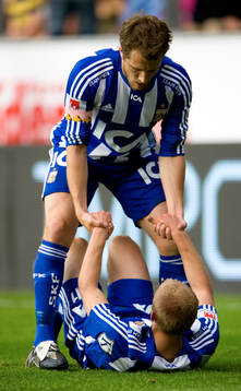 Tobias Hysén hjälper Robin Söder. Skada, hjälp