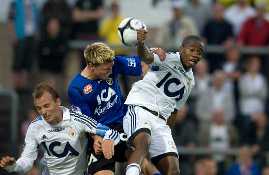 Markus Johannesson och Boyd Mwila, Djurgården, nickar med