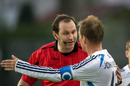 Domare Jonas Eriksson diskuterar med Markus Johannesson,