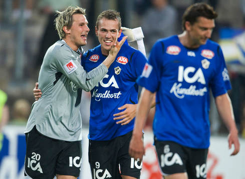 Magnus Bahne, målvakt, klappar om Emir Kujovic -
