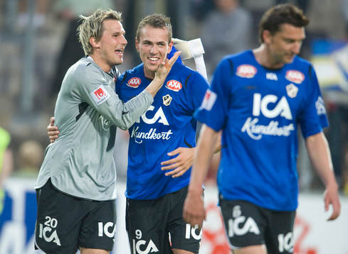 HBK-målvakten Magnus Bahne klappar om Emir Kujovic -