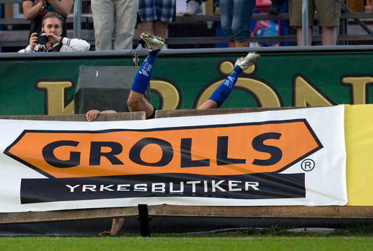 Genre, spelare faller, trillar utanför plan